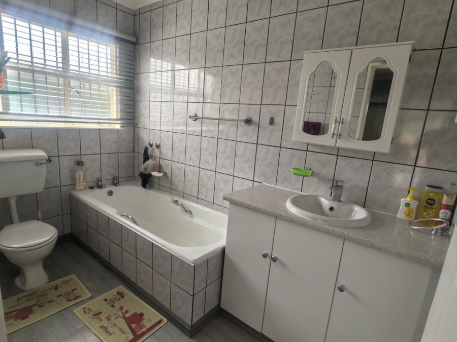 4 Bedroom Property for Sale in Pellissier Free State